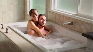 أبي ذو بطن مسطح يمارس الجنس مع شاب في الحمام - Savannah Fyre, Lucas Frost