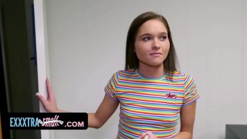 فتاة نحيفة ذات ثديين صغيرين جدًا تمتص ديك وتمارس الجنس بشكل مكثف مع هذا الرجل قرنية - Zoe Bloom